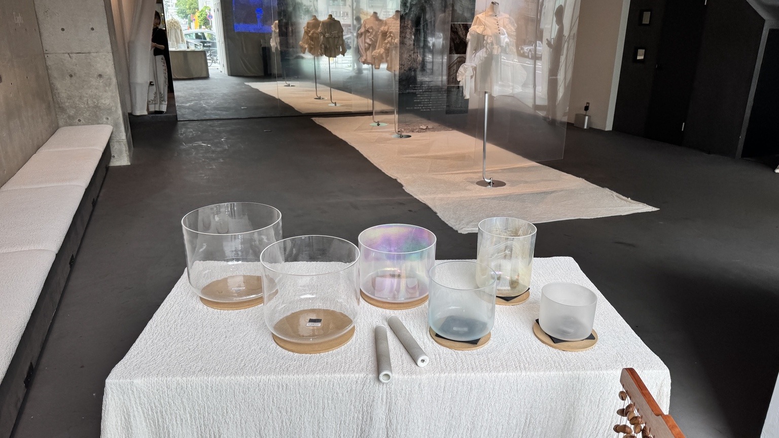 Èaphi 25AW 展示会の会場。洋服の展示と演奏に使用したクリスタルボウル