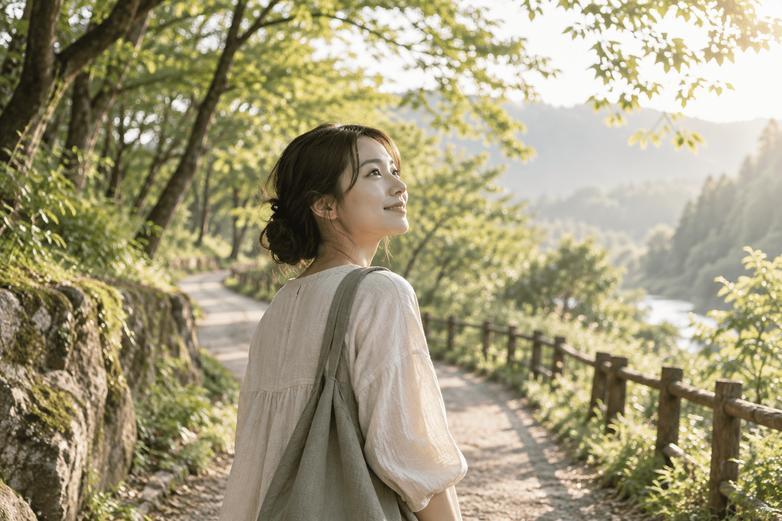 木々の間に続く小道を歩く女性