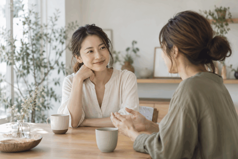 相手の話に耳を傾けながら会話する女性たち