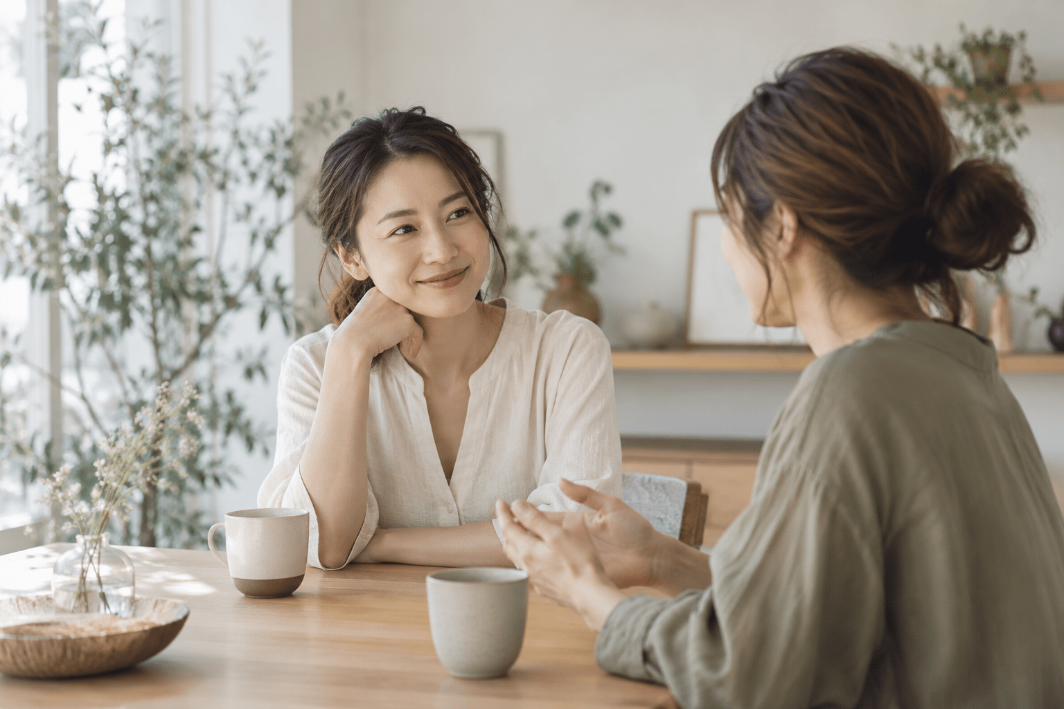 相手の話に耳を傾けながら会話する女性たち